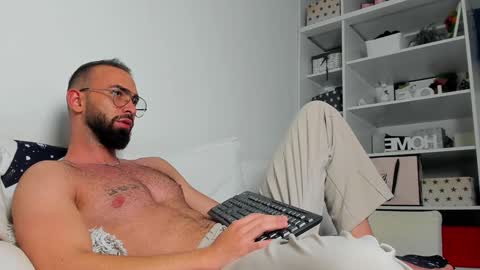 Snapshot of michaelevansx chatting on December 2, 11:18 pm MichaelEvansx online show from December 2, 11:18 pm