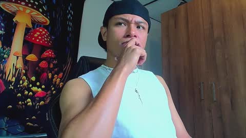 Snapshot of michaelstones chatting on December 28, 2:10 pm michaelstones online show from December 28, 2:10 pm
