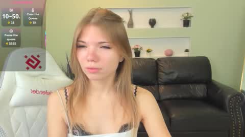 Snapshot of michafox chatting on February 18, 11:50 am michafox online show from February 18, 11:50 am