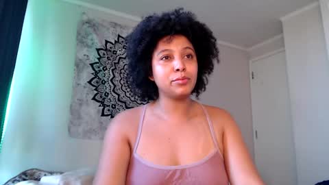 Snapshot of michell_bling chatting on February 17, 10:25 pm Michi online show from February 17, 10:25 pm