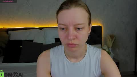 Snapshot of michelle_blond chatting on February 2, 9:19 am michelle_blond online show from February 2, 9:19 am