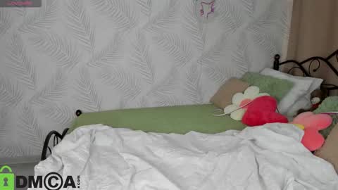 Snapshot of michelle_blond chatting on February 19, 7:59 am michelle_blond online show from February 19, 7:59 am