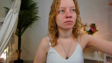 Snapshot of michelle_blond chatting on February 23, 7:39 am michelle_blond online show from February 23, 7:39 am