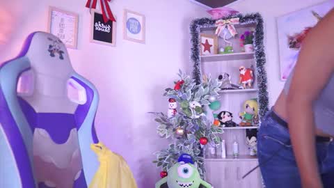 Snapshot of michelle_chang_ chatting on December 17, 7:20 pm MICHELLE CHANG online show from December 17, 7:20 pm