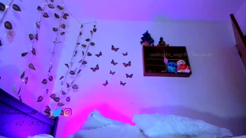 Snapshot of midnight_angell chatting on December 11, 3:35 am online show from December 11, 3:35 am