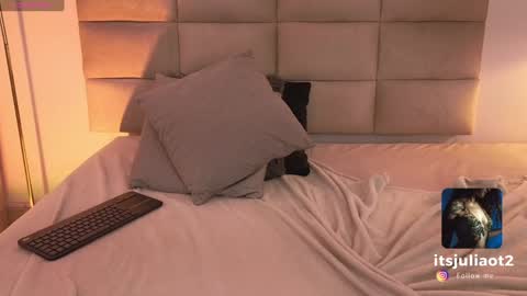   online show from January 31, 11:45 pm