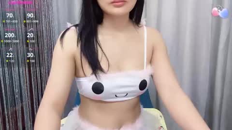 Snapshot of miixuuee chatting on May 18, 1:35 am Ema online show from May 18, 1:35 am