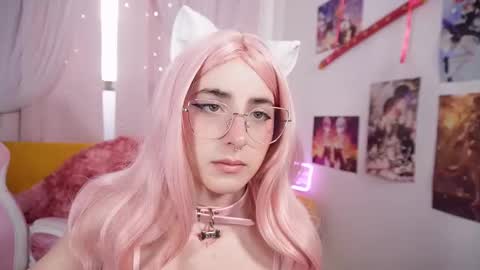 Snapshot of mikascarlet chatting on November 4, 11:31 am Mika online show from November 4, 11:31 am