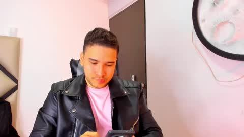 Snapshot of mike_256 chatting on November 8, 11:43 am Mike online show from November 8, 11:43 am