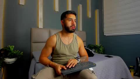 Snapshot of mikeblare chatting on December 29, 7:32 pm Mike Blare online show from December 29, 7:32 pm