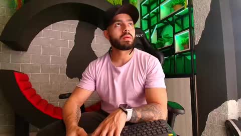 Snapshot of mikeblare chatting on January 12, 7:10 pm Mike Blare online show from January 12, 7:10 pm