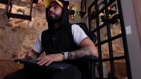 Snapshot of mikeblare chatting on January 16, 6:59 pm Mike Blare online show from January 16, 6:59 pm