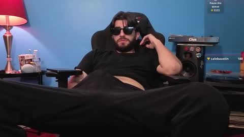 Snapshot of mikehawk1589 chatting on February 19, 5:25 am mikehawk1589 online show from February 19, 5:25 am