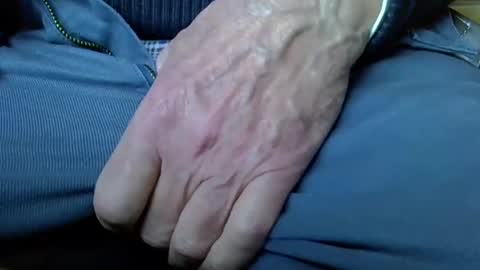 Snapshot of mikeybed chatting on December 5, 10:44 am mikeybed online show from December 5, 10:44 am