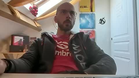 Snapshot of mikmik91 chatting on December 20, 11:43 am mikmik91 online show from December 20, 11:43 am