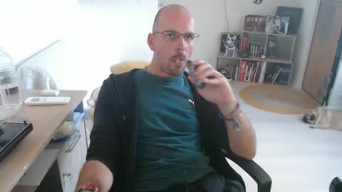 Snapshot of mikmik91 chatting on September 11, 3:45 pm mikmik91 online show from September 11, 3:45 pm