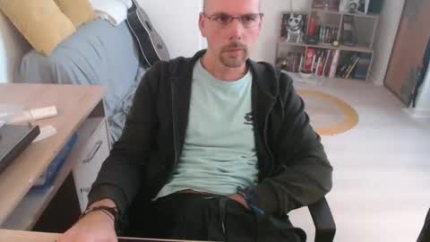 Snapshot of mikmik91 chatting on October 13, 10:15 am mikmik91 online show from October 13, 10:15 am