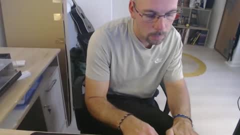 Snapshot of mikmik91 chatting on October 15, 2:17 pm mikmik91 online show from October 15, 2:17 pm