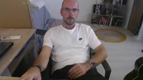 Snapshot of mikmik91 chatting on October 31, 2:07 pm mikmik91 online show from October 31, 2:07 pm