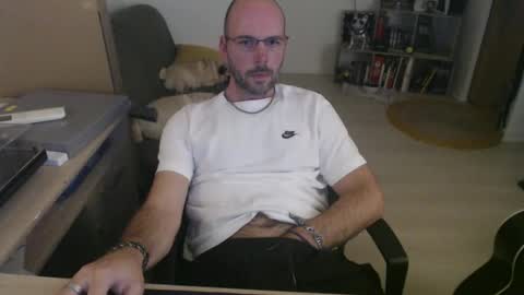 Snapshot of mikmik91 chatting on November 19, 4:18 pm mikmik91 online show from November 19, 4:18 pm