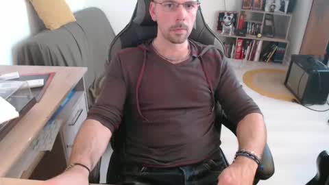 Snapshot of mikmik91 chatting on February 24, 3:21 pm mikmik91 online show from February 24, 3:21 pm