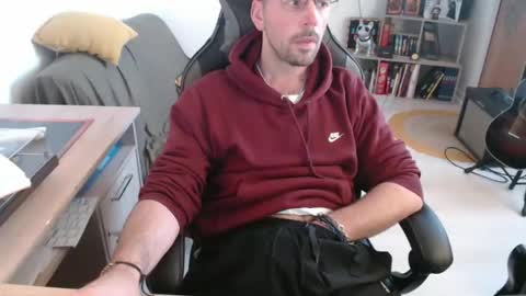 Snapshot of mikmik91 chatting on February 26, 3:44 pm mikmik91 online show from February 26, 3:44 pm