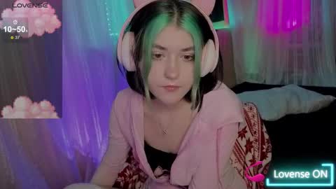 Snapshot of miko_meow chatting on December 20, 12:29 am Miko online show from December 20, 12:29 am