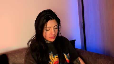 Snapshot of mila_monty__ chatting on January 6, 7:12 am online show from January 6, 7:12 am