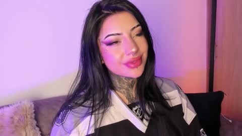 Snapshot of mila_monty__ chatting on January 15, 6:18 am online show from January 15, 6:18 am