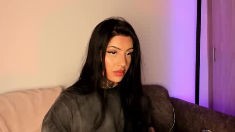 Snapshot of mila_monty__ chatting on March 5, 1:56 am online show from March 5, 1:56 am