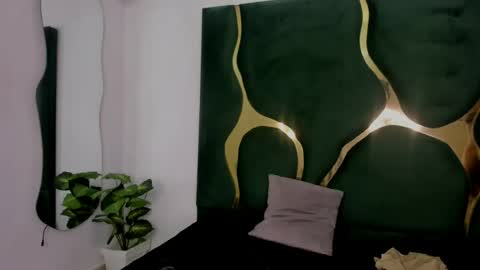 Snapshot of mila_petiteasm chatting on June 26, 12:42 pm mila_petiteasm online show from June 26, 12:42 pm