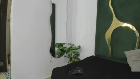 Snapshot of mila_petiteasm chatting on June 27, 12:33 pm mila_petiteasm online show from June 27, 12:33 pm