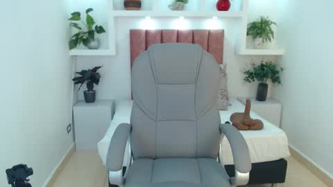 Snapshot of milaa_star chatting on February 6, 4:17 am milaa_star online show from February 6, 4:17 am