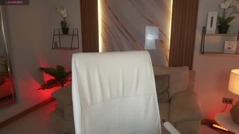 milacrave online show from December 19, 11:39 am