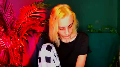 Snapshot of milaglow chatting on December 19, 5:31 pm MilaGlow online show from December 19, 5:31 pm