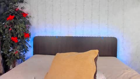 Snapshot of milana_crystal_ chatting on December 17, 11:17 am Milana online show from December 17, 11:17 am