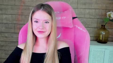 Snapshot of milanabalmain chatting on October 18, 4:26 am MilanaBalmain online show from October 18, 4:26 am