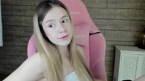 Snapshot of milanabalmain chatting on November 22, 4:22 am MilanaBalmain online show from November 22, 4:22 am