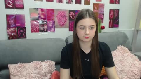 Snapshot of milanaroz chatting on April 18, 5:33 am milanaroz online show from April 18, 5:33 am