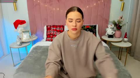 Mia online show from December 22, 5:34 am