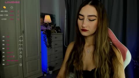 Mia online show from December 14, 9:03 am