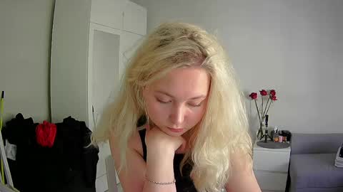 Milena new nonude shy blonde natural online show from April 29, 1:26 pm