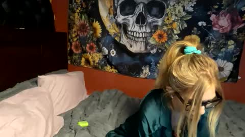 Snapshot of milf4everjenna chatting on February 23, 9:34 pm milf4everjenna online show from February 23, 9:34 pm