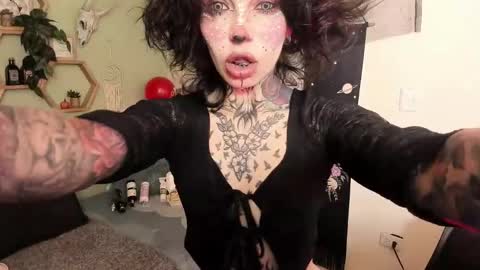 Isabella online show from March 19, 1:15 pm