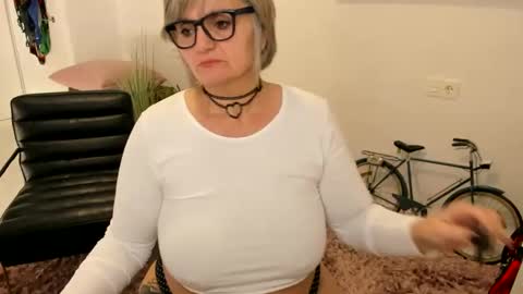 Snapshot of milfelladd69 chatting on February 4, 9:17 am MilfElla online show from February 4, 9:17 am