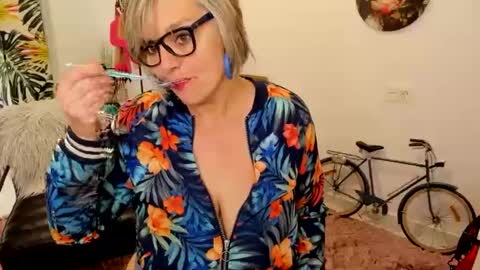 Snapshot of milfelladd69 chatting on February 8, 10:50 am MilfElla online show from February 8, 10:50 am
