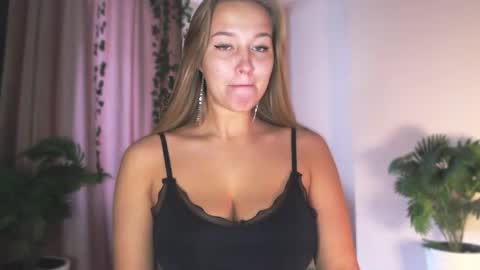 milk_bunny_ online show from December 19, 7:59 am