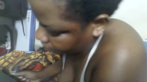 Snapshot of milk_titz chatting on December 18, 7:30 pm kinwity online show from December 18, 7:30 pm