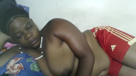 Snapshot of milk_titz chatting on January 4, 4:44 am kinwity online show from January 4, 4:44 am