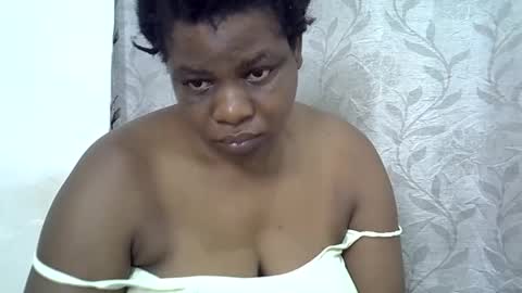 Snapshot of milk_titz chatting on February 15, 11:28 am kinwity online show from February 15, 11:28 am